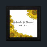 Joyero Boda del borde del girasol amarillo<br><div class="desc">Personalizar el bonito Yellow Sunflower Edge Boda Gift Box con los nombres personales de la novia y el novio y la fecha de la ceremonia de matrimonio. Crea un obsequio personalizado para los recién casados o un regalo de agradecimiento para tus bodas asistentes, damas de honor y fiesta de novias....</div>