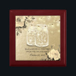 Joyero Boda Ducha Floral Mason Jar String Luces Gold<br><div class="desc">Modernas plantillas de cajas de regalo Boda - Elegante escritura de Relieve metalizado dorado floral Faux,  Mason Jar y String Lughts sobre fondo falso de Relieve metalizado dorado. Un diseño perfecto para tu gran día. ¡Todo el estilo de texto,  colores,  tamaños se pueden modificar para adaptarlo a sus necesidades!</div>
