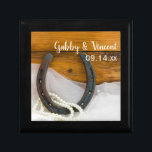 Joyero Boda occidental de Herradura y Perlas<br><div class="desc">Personalizar la rústica moda Horseshoe y Pearls Country Western Boda Caja de Regalos con los nombres personales de la novia y el novio y la fecha de la ceremonia matrimonial. Crea un obsequio personalizado para los recién casados o un regalo de agradecimiento para tus bodas asistentes, damas de honor y...</div>