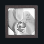 Joyero Boda Orquídea Blanca<br><div class="desc">Personalizar la elegante Caja de Regalos de Bodas de la Orquídea Blanca con los nombres personales de la novia y el novio y fecha específica de la ceremonia matrimonial para crear un regalo de honor para los recién casados, damas de honor o asistentes de novias. Este elegante cajón personalizado florido...</div>