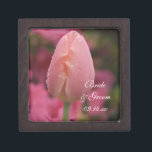 Joyero Boda Primavera de Tulipanes en Jardín Rosado<br><div class="desc">Personalizar el bonito Jardín Rosado Tulip Boda Gift Box con los nombres personales de la novia y el novio y la fecha específica de la ceremonia matrimonial de marzo, abril o mayo, hora de la primavera para crear un regalo de honor para la novia o sus damas de honor y...</div>