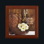 Joyero Boots de vaquero, Daisies Boda de campo de bit de<br><div class="desc">El encantador Cowboy Boots, Daisies y Horse Bit Country Wedding Box puede ser personalizado con los nombres de la novia y el novio y la fecha de la ceremonia de matrimonio para crear un obsequio duradero para la novia o sus damas de honor. Esta rústica caja de trinquete nupcial ecuestre...</div>