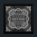 Joyero Cajón de regalo de aniversario de Boda de encaje t<br><div class="desc">Diseño único y elegante inspirado en el encaje en blanco negro y gris plateado - Exquisito y elegante boda, aniversario o compromiso presente. Personalice con nombres, fecha de aniversario y monograma o números - hecho en una maravillosa caja de regalo de madera para guardar baratijas, joyería para sus pasteles especiales....</div>