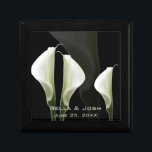 Joyero Calla Lilies Boda Gift Box<br><div class="desc">Un bonito lirio blanco sobre un fondo suave. Perfecto como regalo o regalo Boda para amigos y familiares.</div>