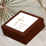 Joyero Christening o Baptism Keepsake Box<br><div class="desc">Esta caja de bautizo o bisagra presenta una cruz con una paloma sobre un fondo blanco. Las palabras "Bendecido por Dios" aparecen a la derecha de la cruz. El nombre del niño puede ser personalizado y la fecha del bautizo. Un encantador regalo de conservas para un bautizo. Derechos de autor...</div>