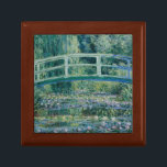 Joyero Claude Monet - lirios de agua y puente japonés<br><div class="desc">Lirios de agua y puente japonés de Claude Monet, 1899. Claude Monet era un fundador de la pintura impresionista francesa, y el médico más constante y más prolífico de la filosofía del movimiento de expresar sus opiniones antes de naturaleza, especialmente en relación a la pintura de paisaje del plein-aire. El...</div>
