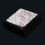 Joyero Día de la Boda Floral Blanca Keepsake Box PERSONAL<br><div class="desc">Cercanía de flores blancas de bonito de la Montaña Laurel y trozos de rosado y rojo. Nombre de la novia y del novio y Fecha del Boda en rojo. Haga clic para personalizar y poner los nombres en orden de su preferencia, cambiar el estilo o color de la fuente, o...</div>