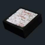 Joyero Día de la Boda Floral Blanca Keepsake Box PERSONAL<br><div class="desc">Cercanía de flores blancas de bonito de la Montaña Laurel y trozos de rosado y rojo. Nombre de la novia y del novio y Fecha del Boda en rojo. Haga clic para personalizar y poner los nombres en orden de su preferencia, cambiar el estilo o color de la fuente, o...</div>