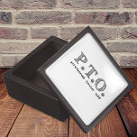 Joyero Divertidas felicitaciones promovidas para presumir<br><div class="desc">Typography Funny Sick Trendy Felicitaciones que has promocionado para pretender tiempo libre! Para los empleados asalariados que no cobran por hora y trabajan en sus días libres. Gracioso tiempo de trabajo de vacaciones Chistes de citas laborales y humor. Presentamos nuestro "PTO" (Pretend Time Off) Caja de papel de sobremesa (moneda),...</div>