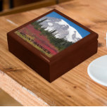 Joyero El paisaje otoñal de Mount Rainier<br><div class="desc">Almacenar baratijas,  joyas y otros pequeños keepsakes en esta caja de regalo de madera con baldosas de cerámica que muestran una foto panorámica de una magnífica vista del monte Rainier bañado en colores otoñales en el parque nacional. Seleccione el tamaño y el color de su caja de regalo.</div>