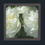 Joyero Elegante foto de una joya blanca floral<br><div class="desc">Las peonías blancas elegantes brillan en el sol del mediodía.</div>