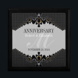 Joyero Elegante regalo de aniversario de Boda gris   negr<br><div class="desc">Lugar de arte fractal único y elegante con un diseño de color gris oscuro y negro más damasco - Exquisito y elegante matrimonio personalizado, aniversario o compromiso presente. Personaliza con nombres, fecha de aniversario y monograma o números - hecho en una maravillosa caja de regalo de madera para guardar baratijas,...</div>