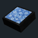 Joyero Estrellas de David Stainde Glass<br><div class="desc">Gran caja de regalo de madera negra con imágenes de la Estrella de David en un patrón de vidrio manchado de azul sobre azul. Vea toda la colección Hanukkah Gift Box en la categoría HOME de la sección HOLIDAYS.</div>