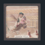 Joyero Fantasía de Vintage Christmas Boy Flying Airship<br><div class="desc">Una encantadora postal antigua de los Navidades franceses de 1910 con una foto de un chico dulce y sonriente que volaba su festividad de hélice en forma de zapato,  tirando sobre techos nevados. La inscripción nostálgica de oro antiguo desea una Joyeux Noel.</div>