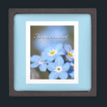 Joyero Foto de Forget-Me-Not en azul<br><div class="desc">Adorable foto de flores olvidadas-me-no-en un fondo azul bebé. Personaliza con su nombre para un regalo inolvidable.</div>