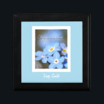 Joyero Foto de Forget-Me-Not en azul<br><div class="desc">Adorable foto de flores olvidadas-me-no-en un fondo azul bebé. Personaliza con su nombre para un regalo inolvidable.</div>