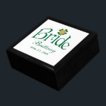 Joyero Green, White, Gold Shamrock Bried Trinket Box<br><div class="desc">Esta caja de joyas personalizada de esmeralda verde y blanca Flower Girl tiene un purpurina de oro FAUX y cuatro shamrock de hojas sobre ella, junto con puntos para personalizar con el nombre de la novia y fecha de boda. Haría una buena ducha o regalo de compromiso para la novia....</div>