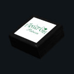 Joyero Green, White Shamrock Flower Girl Trinbox Box<br><div class="desc">Esta caja de joyas personalizada de esmeralda verde y blanca Flower Girl tiene un shamrock de cuatro hojas sobre ella, junto con un lugar para el personalizar con un nombre, iniciales u otro texto. Si tiene alguna solicitud de cambios o necesita ayuda para personalizarlo con su texto, envíe un correo...</div>