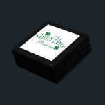 Joyero Green, White Shamrock Maid of Honor Trinket Box<br><div class="desc">Esta caja de joyas de doncella blanca y verde esmeralda personalizada tiene suerte de tener cuatro shamrock de hoja encima, junto con un lugar para el personalizar con un nombre, iniciales u otro texto. Si tiene alguna solicitud de cambios o necesita ayuda para personalizarlo con su texto, envíe un correo...</div>