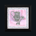 Joyero Heirloom Cup y Rattle con fondo morado<br><div class="desc">Una taza de herencia se sienta al lado de un bebé rattle en este trabajo de Tara Friel. Una figura de un oso de peluche está tallada en el extremo del ganado,  y intrincados motivos florales adornan los lados del vaso. ¡Una gran pieza,  pon esto en tu pared hoy!</div>