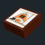 Joyero Jersey de hockey sobre hielo blanco y Naranja pers<br><div class="desc">Un regalo ideal para los aficionados al hockey sobre hielo, los jugadores de hockey sobre hielo o los entrenadores de hockey sobre hielo, este diseño cuenta con una camiseta personalizada de hockey sobre hielo en naranja y blanco colgada en un vestuario deportivo con casco, patines de hielo y bastón de...</div>