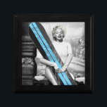 Joyero La snowboard de Marilyn<br><div class="desc">HCI,  INC. EL %PIPE% PRODUCIDO DEBAJO DE LICENCIA DE ARTISTA,  PUBLICADO Y DISTRIBUIDO POR LOS GRÁFICOS DE JADEI,  TODOS LOS DERECHOS RESERVADOS</div>