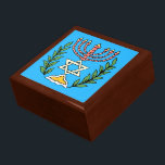 Joyero Magen persa David Menorah<br><div class="desc">Esta imagen fue adaptada de una antigua teja judía persa y cuenta con una menorah con un Magen David (Estrella de David) enmarcado por ramas de olivo. Se han conservado las imperfecciones de la imagen original pintada a mano.</div>