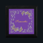Joyero Mariposa elegante del nombre púrpura de los chicas<br><div class="desc">Las FALSAS mariposas elegantes, con clase y elegantes en sombras de color de malva, de la lila, de la lavanda, de lapis y del "amarillo de la mostaza" tienen un remolino de plata del flourish el rodear de ellos. IDEAL PARA - cualquier ocasión como la fraseología puede ser modificada para...</div>