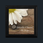 Joyero Matrimonio de campo de la marea blanca y la madera<br><div class="desc">Personalizar la encantadora Caja de Regalos de Bodas de la Casa Blanca y la Madera del Barn con los nombres personales de la novia y el novio y la fecha de la ceremonia matrimonial para crear un regalo de honor para la novia, sus damas de honor o la fiesta de...</div>