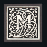 Joyero Monograma de cosecha de vintage M Letra Art Nouvea<br><div class="desc">Cartas de Art Nouveau - Monogramas del Movimiento de Artes y Artesanías Esta carta M es un adorable monograma manipulado M creado en 1901, y publicado en un conjunto de libros. El monograma M está rodeado por un maravilloso patrón de vid dibujado a mano, muy en el estilo de los...</div>