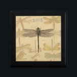 Joyero Naturaleza clásica de la época de la libélula<br><div class="desc">Viejo Dragonfly Antique imagen de una libélula - Esta pequeña libélula dulce es una imagen antigua de una hermosa libélula,  dibujada en blanco y negro,  con un fondo de suaves libélulas coloridas contra el papel antiguo.</div>