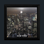 Joyero New York Gift Box New York City Souvenir Box<br><div class="desc">New York Keepsake Box New York City Lights Souvenir Jewelry Box NY City Skyline Gift Box Manhattan's New York Jewelery Box NY Keepsake Box Empire State Recuerdos Empire State Souvenir Box New York City Lights Gifts & NY Decor para los hombres Jóvenes Niños Hombres Home & Office New York Boxes...</div>