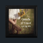Joyero Novia, boots de vaquero y Boda del Rancho de giras<br><div class="desc">Personalizar la bonito Novia, Cowboy Boots y Sunflowers Ranch Boda Gift Box con los nombres personales de los recién casados y la ceremonia de matrimonio de fiestas de granero para crear un regalo de honor para la novia o sus damas de honor y la fiesta de novias. Esta hermosa caja...</div>