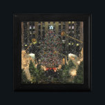 Joyero NYC Rockefeller Center Xmas Tree Falling Snow<br><div class="desc">Centro Rockefeller de NYC: Árbol de Navidad que cae Nieve,  adorable árbol y ángeles de Navidad de Nueva York,  mostrado de noche como luz ahora cae 2012 ©NYCisMyMuse Todos los derechos reservados</div>