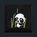 Joyero Oso de panda blanco y negro en un bosque de bambú<br><div class="desc">Qué lindo y adorable ilustracion de un oso panda blanco y negro sentado entre los tallos verdes de bambú en un pequeño bosque,  que se ve feliz,  amistoso y adorable. El fondo negro hace que este pequeño panda pop!</div>