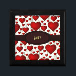 Joyero Patrón de corazones rojos brillantes con placa de<br><div class="desc">Un patrón de corazones románticos rojos brillantes, algunos grandes pequeños en un fondo amarillo. Las sutiles líneas negras entre los corazones le dan una textura interesante. Personalice / personalizar con un nombre o iniciales escritas dentro de una elegante placa de oval color burdeos rojo oscuro en el centro del diseño.....</div>