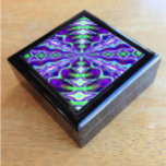 Joyero Piel de serpiente alienígena<br><div class="desc">Un diseño kaleidoscópico morado y verde. Tomé esta foto de muestra después de pedir esta caja de joyas artísticas. Arte moderno de estilo digital.</div>