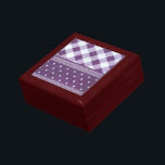 Joyero Pintura morada de damasco floral de punto de polka<br><div class="desc">Polka Dot Floral Damask Art de color morado de color blanco bajo control presenta el "Purple White Checkered Polka Dot Floral Damask Art", una pieza sofisticada y visualmente atractiva que combina una variedad de patrones para crear un diseño elegante. El diseño incluye un patrón a cuadros, un borde inspirado en...</div>