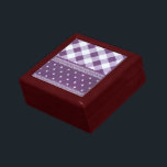 Joyero Pintura morada de damasco floral de punto de polka<br><div class="desc">Polka Dot Floral Damask Art de color morado de color blanco bajo control presenta el "Purple White Checkered Polka Dot Floral Damask Art", una pieza sofisticada y visualmente atractiva que combina una variedad de patrones para crear un diseño elegante. El diseño incluye un patrón a cuadros, un borde inspirado en...</div>