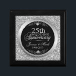 Joyero purpurina del 25° Aniversario del Boda y diseño pl<br><div class="desc">Elegante imagen de purpurina blanco y plata metálica,  plantilla de personalizable universitario 25 bodas.</div>