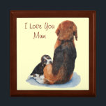 Joyero retrato de perro adorable de mamá de cachorro beag<br><div class="desc">Esta imagen muy linda de un cachorro con un beagle que se cuela a su mamá es tan entrañable, la mirada en los ojos de las crías es irresistible, realmente ama su mamá. Creo que esta hermosa caja de regalo hace un regalo especial para cualquier mamá a la que le...</div>