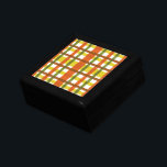 Joyero Retro 70 Naranja Amarillo<br><div class="desc">Este original y original diseño de caja de regalo inspirado en los años 70 está hecho para que se vea como una mancha de los 70 o de finales de los 60 enlucido en tonos naranja, amarillo dorado, verde musgo y marrón rojo sobre blanco. El patrón a cuadros sin soldadura...</div>