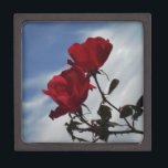 Joyero Roses rojos contra un brillante cielo azul<br><div class="desc">Roses rojos contra un cielo azul brillante. Foto de Sandy Closs,  tomada en Lake Arrowhead. "rosa roja" "rosas rojas" "rosa rosada" "rosas rosas rosas rosas" "bodas" "regalo de amor" "flor roja" "flores rojas" "rosas de flores rojas" azul rojo "regalos con rosas"</div>