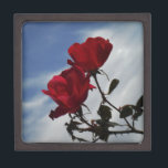 Joyero Roses rojos contra un brillante cielo azul<br><div class="desc">Roses rojos contra un cielo azul brillante. Foto de Sandy Closs,  tomada en Lake Arrowhead. "rosa roja" "rosas rojas" "rosa rosada" "rosas rosas rosas rosas" "bodas" "regalo de amor" "flor roja" "flores rojas" "rosas de flores rojas" azul rojo "regalos con rosas"</div>