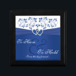 Joyero Royal Blue, White Floral se une a Hearts Trinket B<br><div class="desc">Esta caja de regalo personalizado real de estaño floral azul y blanco tiene un RIBBON IMPRESO con un par de purpurinas IMPRESIONADOS FAUX y joyas de diamante unidas en sus corazones que concuerdan con la invitación a la boda que se muestra a continuación. El texto "Tener y mantener desde este...</div>