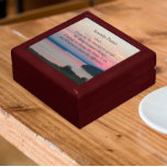 Joyero Serenity Prayer Pink Seascape Sunset<br><div class="desc">Almacenar baratijas, joyas y otros pequeños keepsakes en esta caja de regalo de madera con azulejos de cerámica que muestran la imagen de una puesta de sol rosa de la capa marina junto con las palabras inspiradoras de la Oración de la Serenidad. Seleccione el tamaño y el color de su...</div>