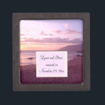 Joyero Sunset Beach Save the Date<br><div class="desc">Una bonita escena con una puesta de sol rosa y malva en la playa. Unas olas suaves y una arena suave. Personalizar agregando nombres y fecha de boda.</div>