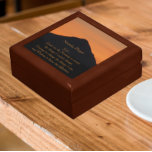 Joyero Sunset de la Montaña de la Oración de la Serenidad<br><div class="desc">Almacenar baratijas, joyas y otros pequeños keepsakes en esta caja de regalo de madera con azulejos de cerámica que muestran la mínima imagen fotográfica de una puesta de sol dramática, naranja y silueta negra de montaña del Monte Hood junto con las palabras inspiradoras de la Oración de la Serenidad. Seleccione...</div>