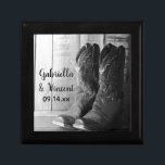 Joyero Un vaquero rústico bota el país Boda occidental<br><div class="desc">Personalizar el rústico Cowboy Boots Country Western Boda Regalo Box con los nombres personales de la novia y el novio y la fecha de la ceremonia matrimonial. Crea un obsequio personalizado para los recién casados o un regalo de agradecimiento para tus bodas asistentes, damas de honor y fiesta de novias....</div>