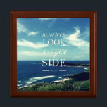 Joyero Una perspectiva positiva sobre la vida / ©Seascape<br><div class="desc">Este diseño presenta el fondo de un trabajo fotográfico original que representa una hermosa costa con un cielo azul y nubes blancas, acompañado de un mensaje inspirador en el centro: "SIEMPRE MIREN EL LADO LUMINOSO DE LA VIDA" en el arte tipográfico. Esta frase transmite una actitud optimista hacia la vida...</div>